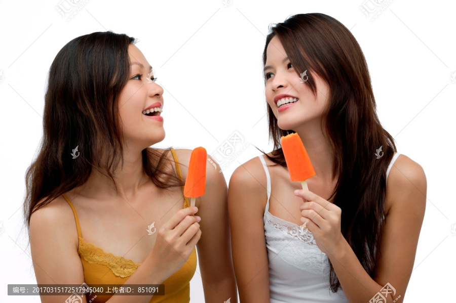 两个年轻女子吃冰棍