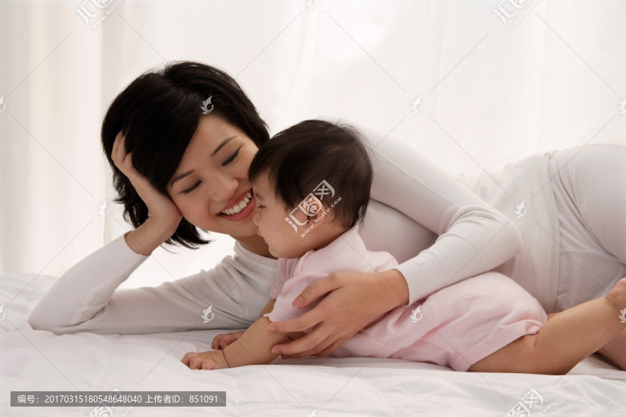 女人躺在床上与女婴