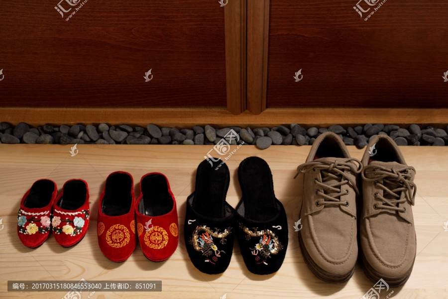 门前排拖鞋和鞋的俯视图