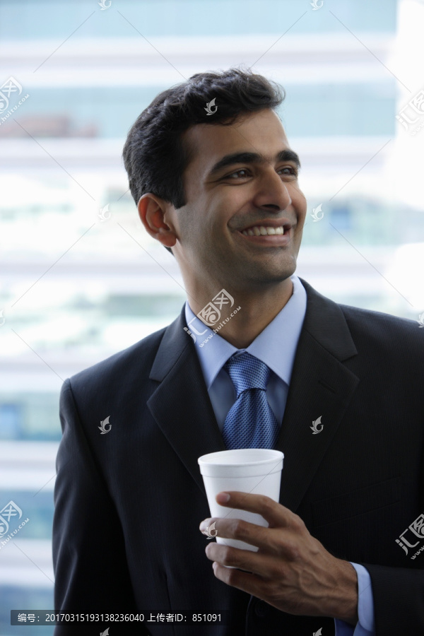 印度商人手持茶杯微笑