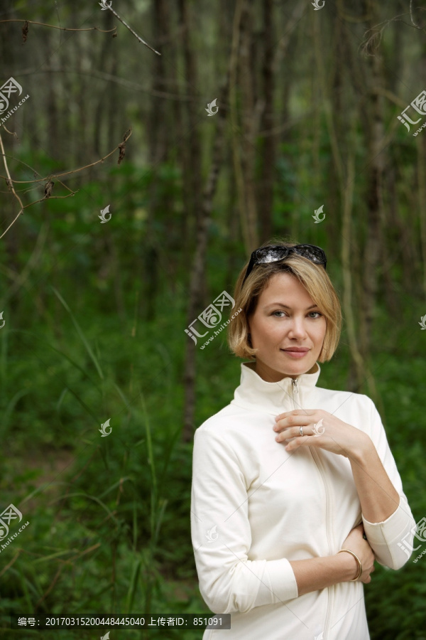 站在树林里的年轻女子