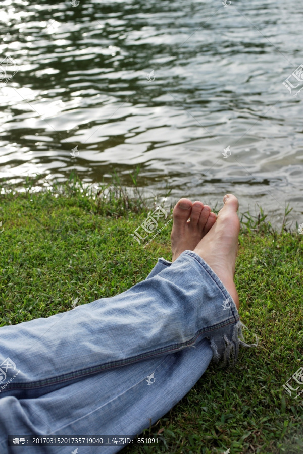 湖边的人的脚