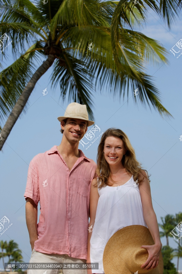 站在棕榈树下的夫妇
