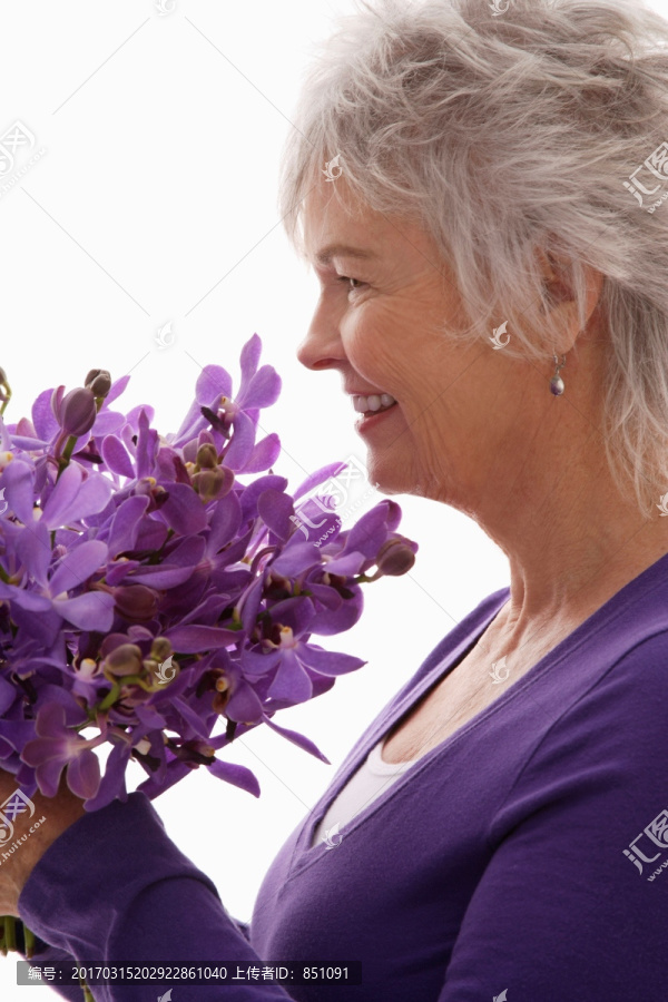 看着紫色的兰花的老人