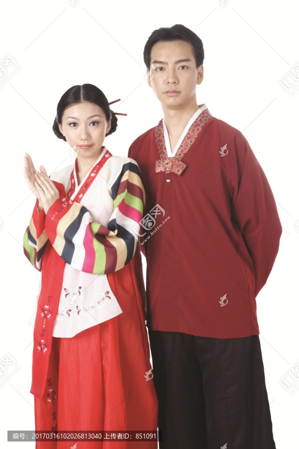 一对新婚夫妇穿着韩服