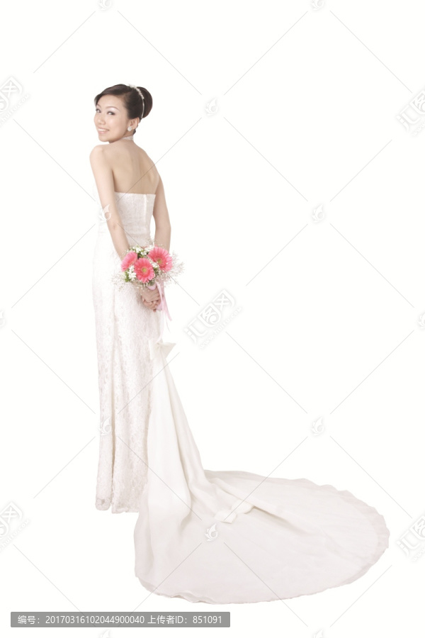 穿着婚纱拿着一束花的新娘