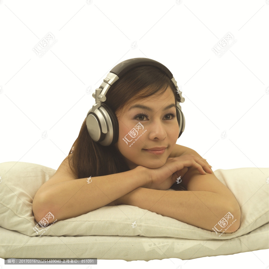 戴着耳机听音乐的女人