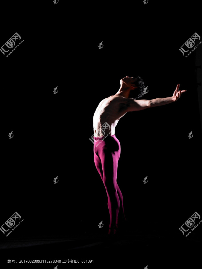 高举手臂跳芭蕾的男人