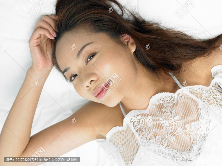 微笑的女人躺在床上