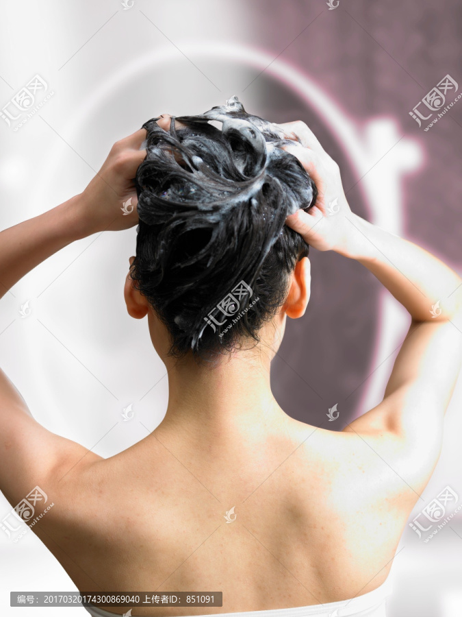 在洗头发的女人