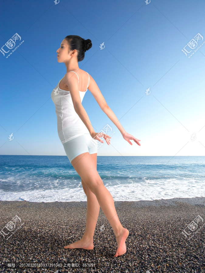 站在沙滩上的女人