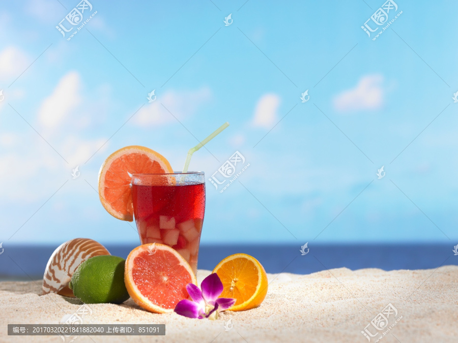 沙滩上的水果和饮料