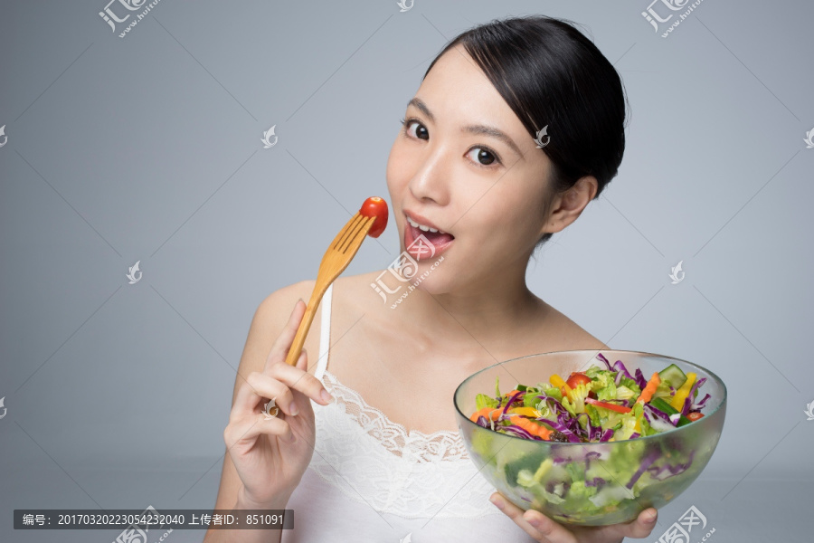 在吃蔬菜沙拉的女人