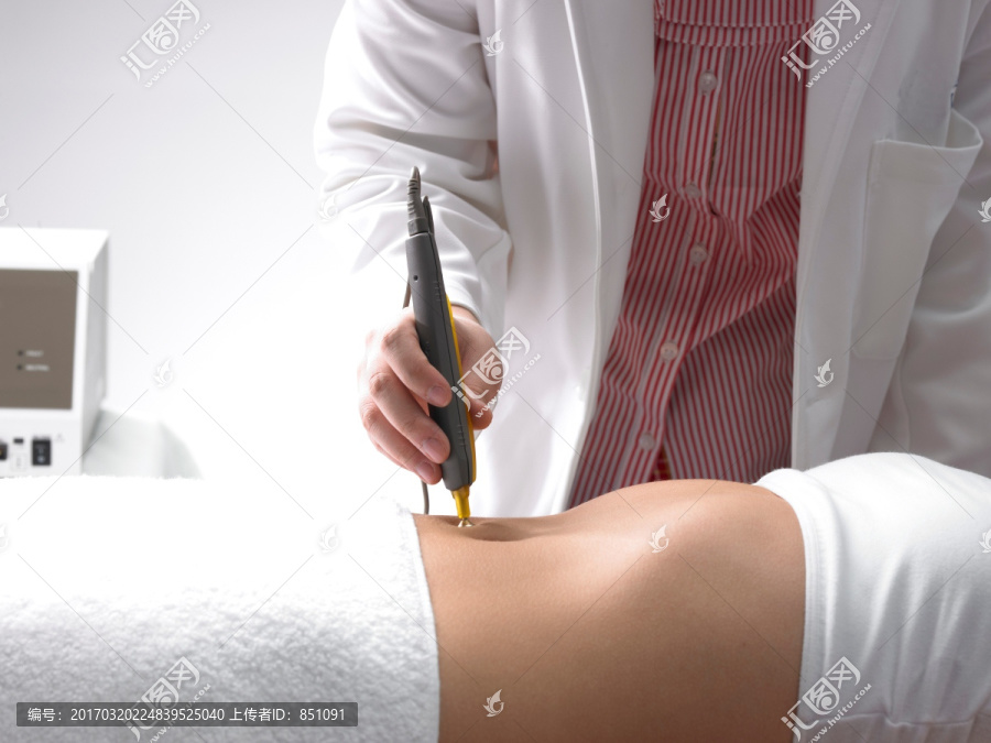 醫生為女人做美容整形