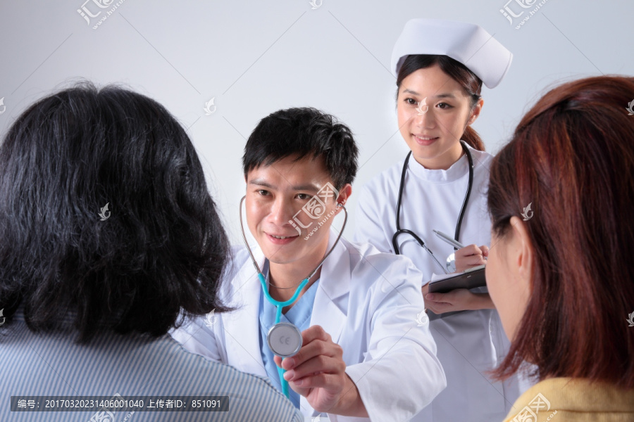 医生微笑着为病人做检查