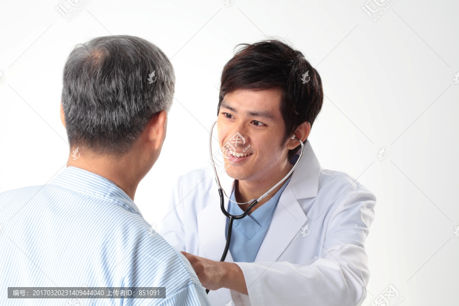 医生微笑着为病人做检查