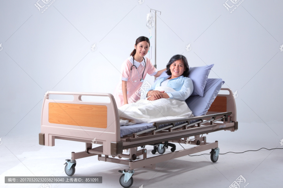 微笑着的护士和病人