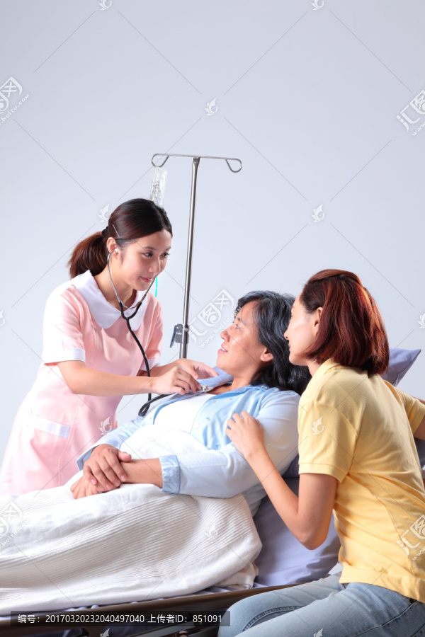 护士为躺着的病人做检查