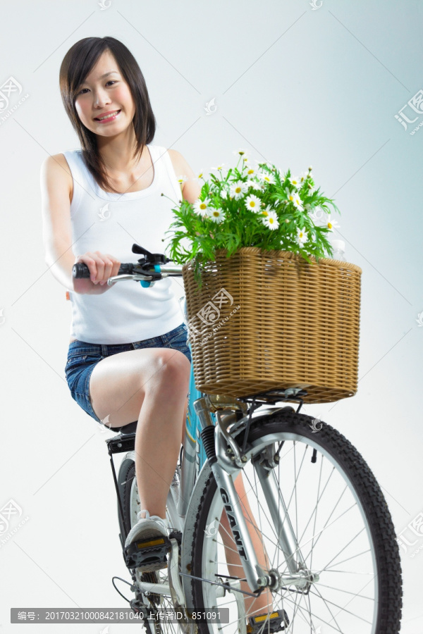 在骑自行车的女人
