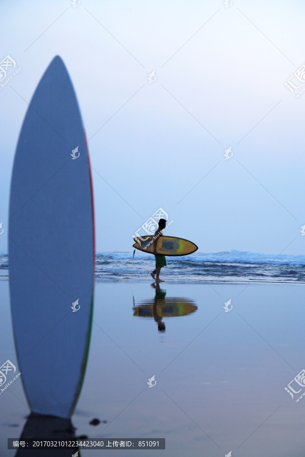 沙滩上的冲浪板