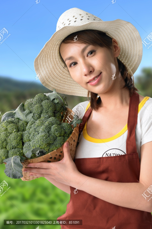 微笑着拿着花菜的女人
