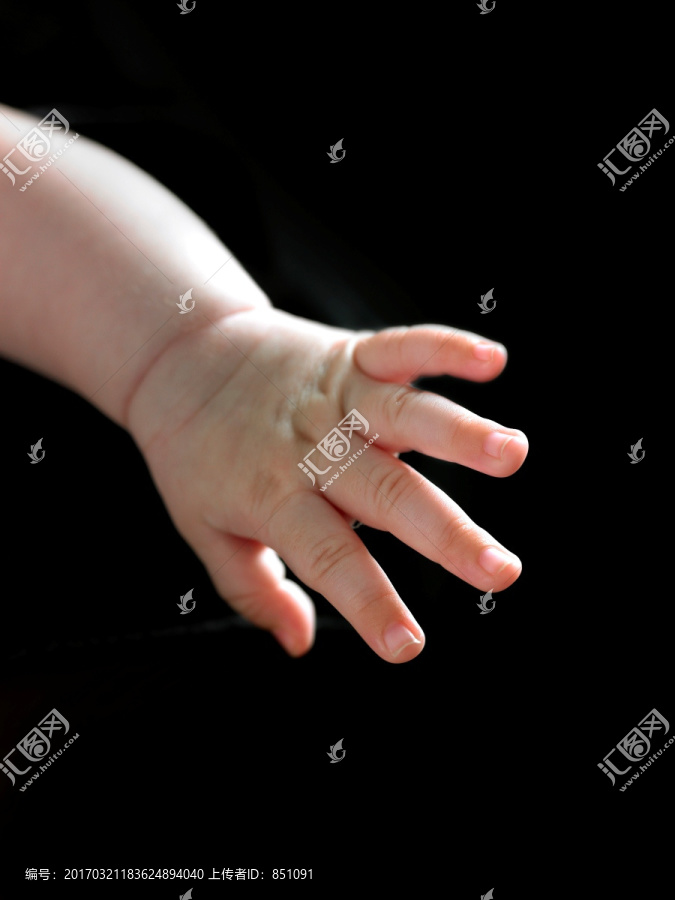 伸出手指的婴儿