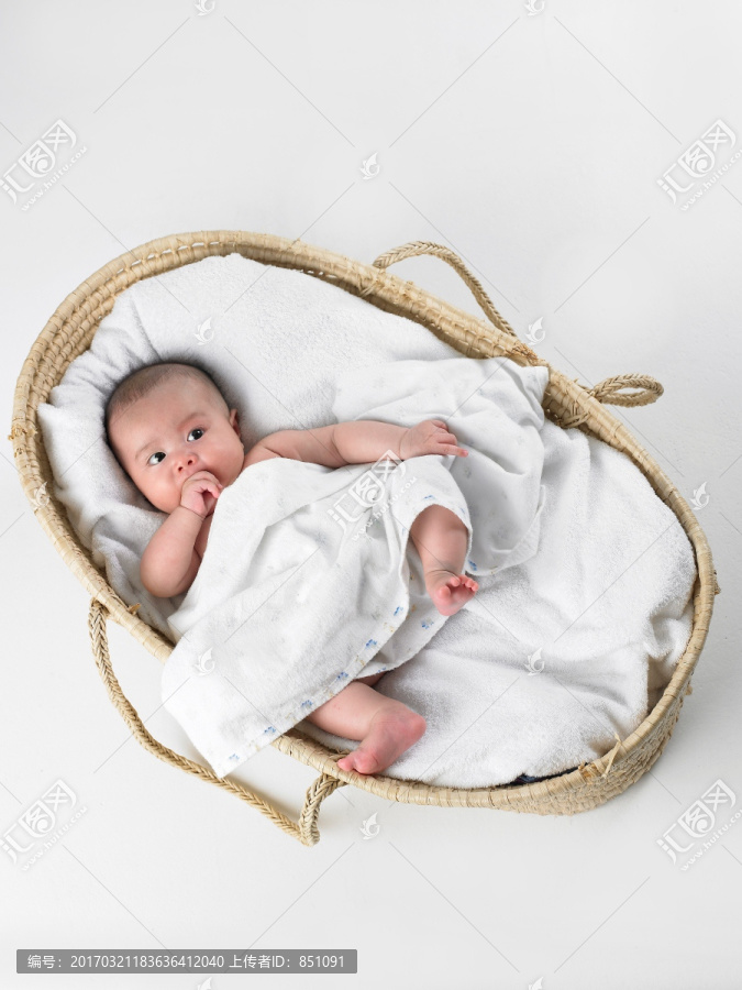 正躺在竹篮里的婴儿