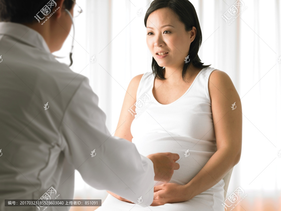 在医院里做检查的孕妇