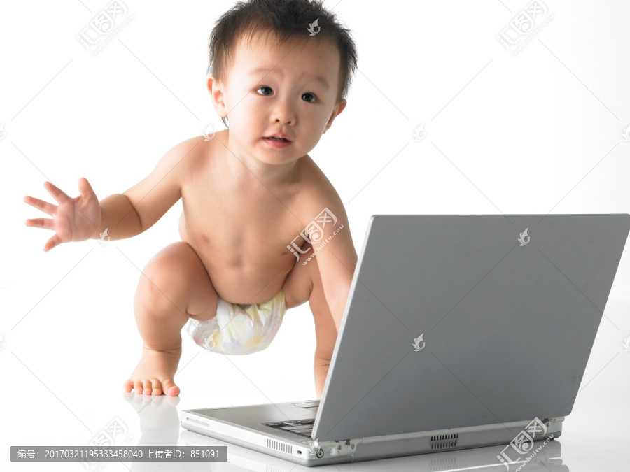 玩着笔记本电脑的婴儿