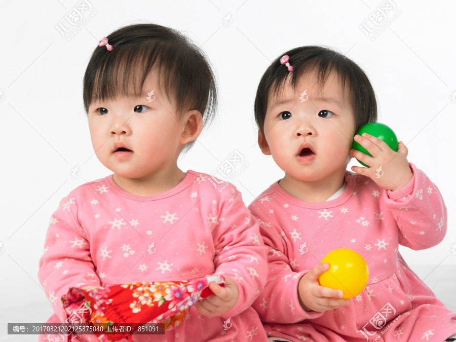 穿着粉色衣服的两个双胞胎