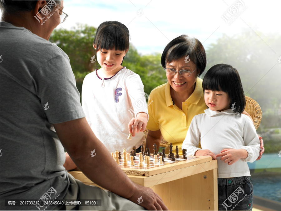 在和外公下棋的孙女