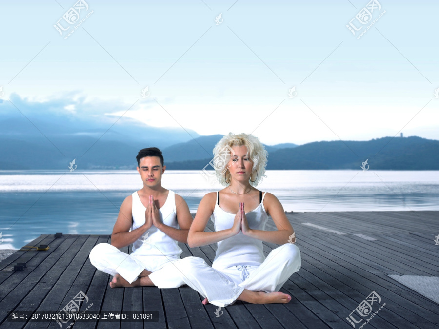 在户外做瑜伽的男人和女人