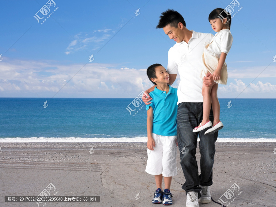 在海边度假的父亲和他的孩子