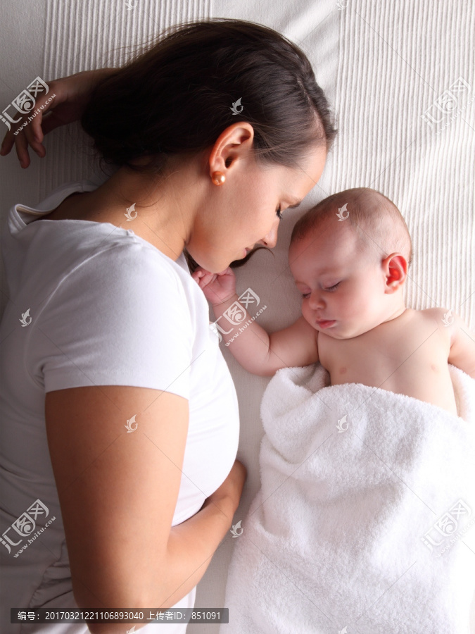 在睡觉的小婴儿和母亲