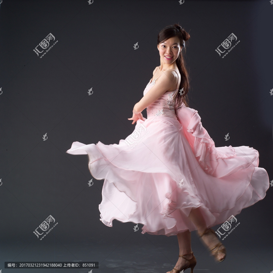 穿着粉色衣裙跳舞的女人