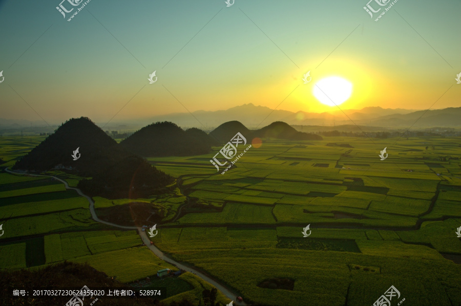 罗平金鸡峰夕照