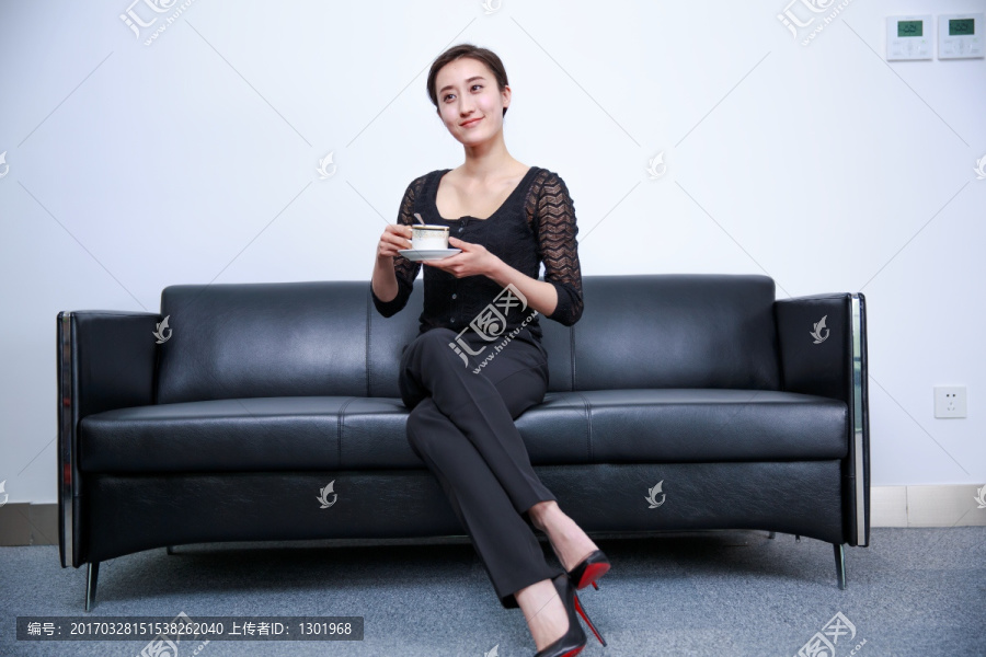 坐在沙发上思考的女人