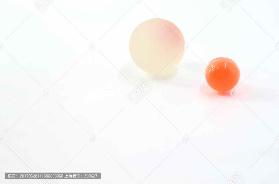 白色背景上的彩色橡胶球
