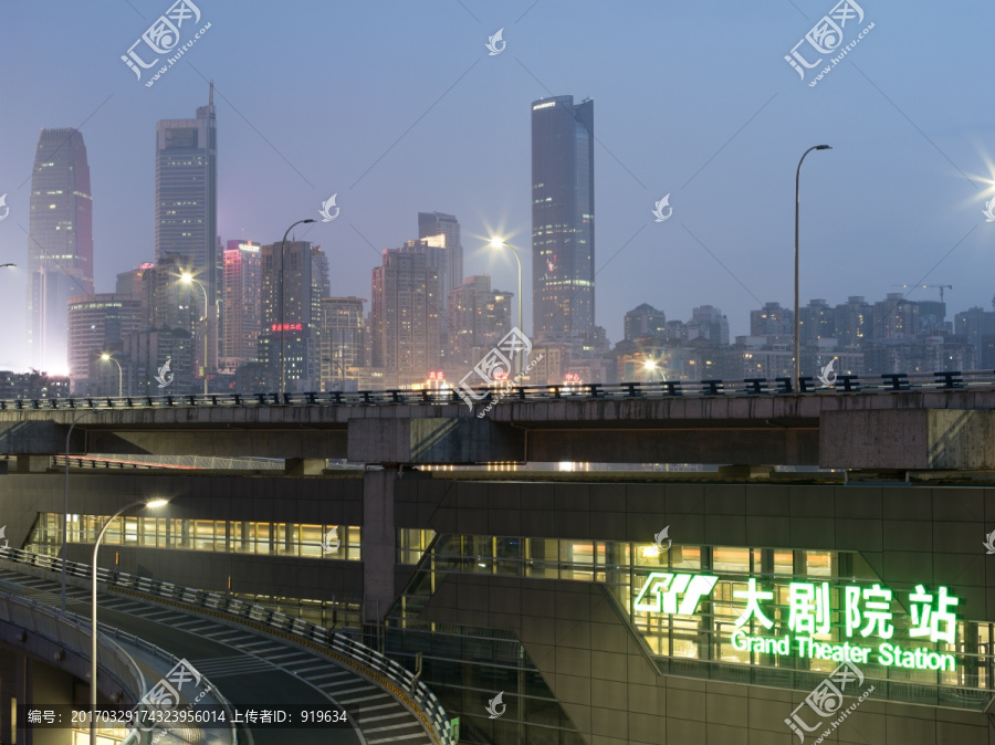 美丽山城重庆夜景大剧院轻轨站