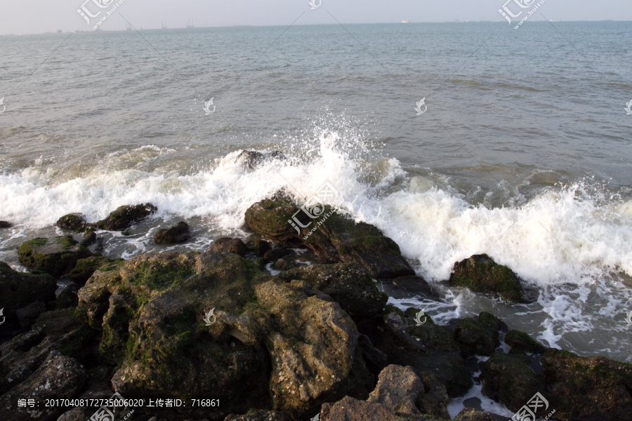 海口假日海滩,海浪拍打礁石