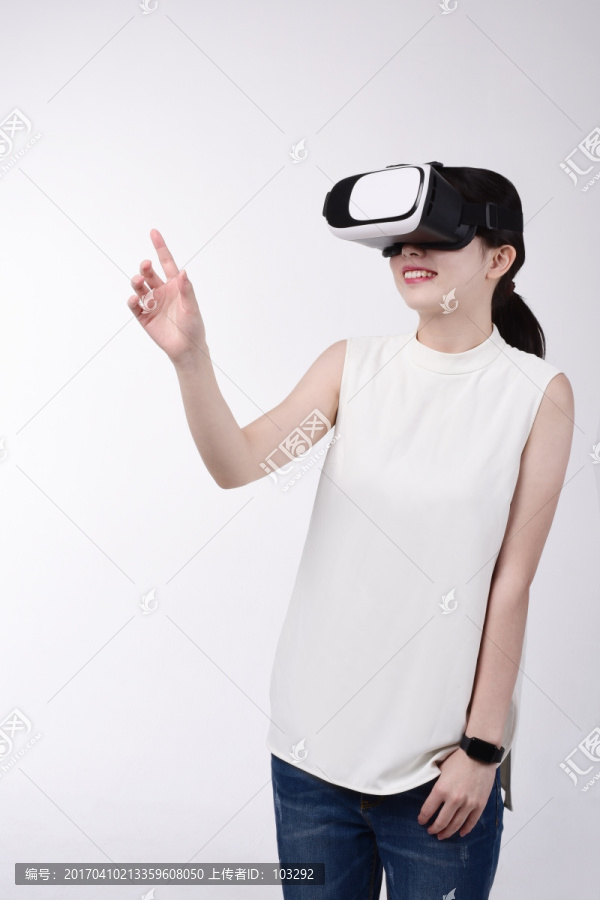 体验VR虚拟现实眼镜的女人