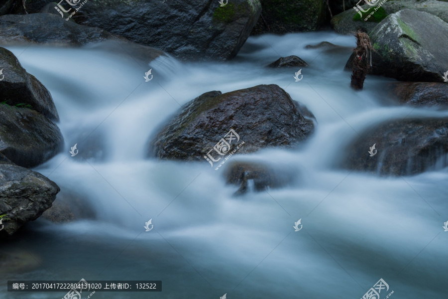 山涧瀑布水流