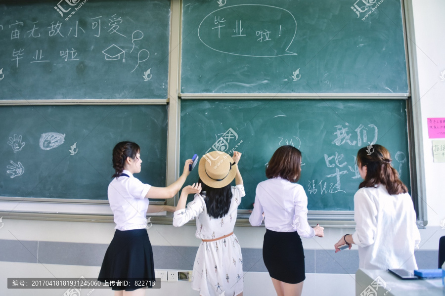 写字的女学生