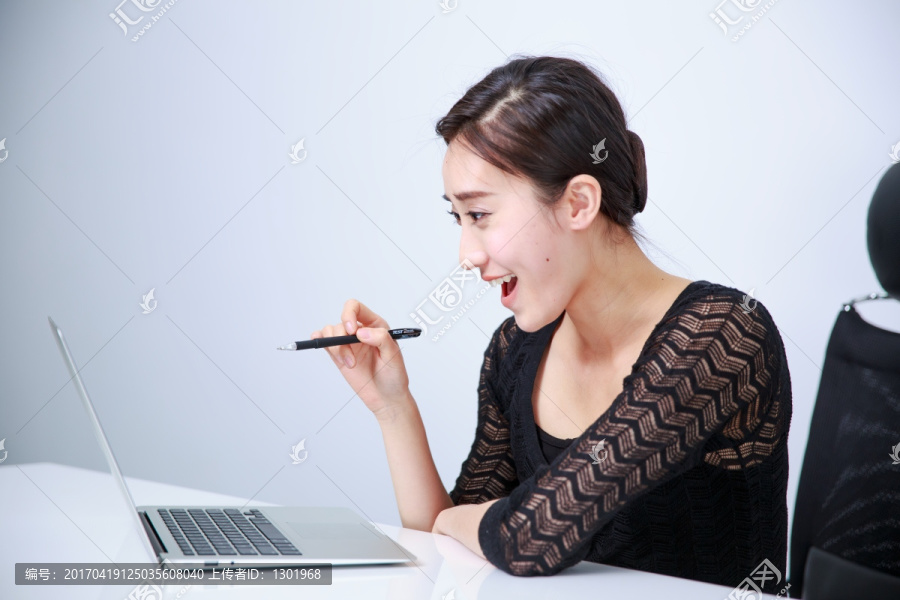 惊讶的女人看着电脑屏幕