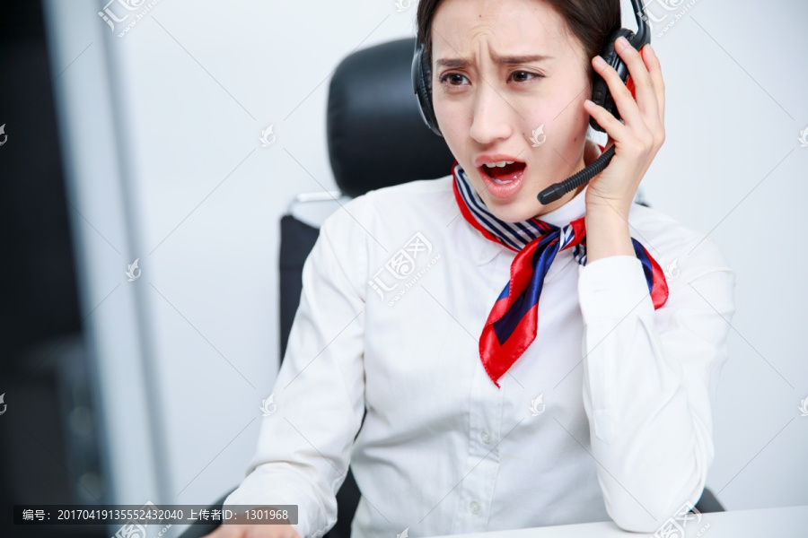 戴着耳机惊讶的看着电脑的女人