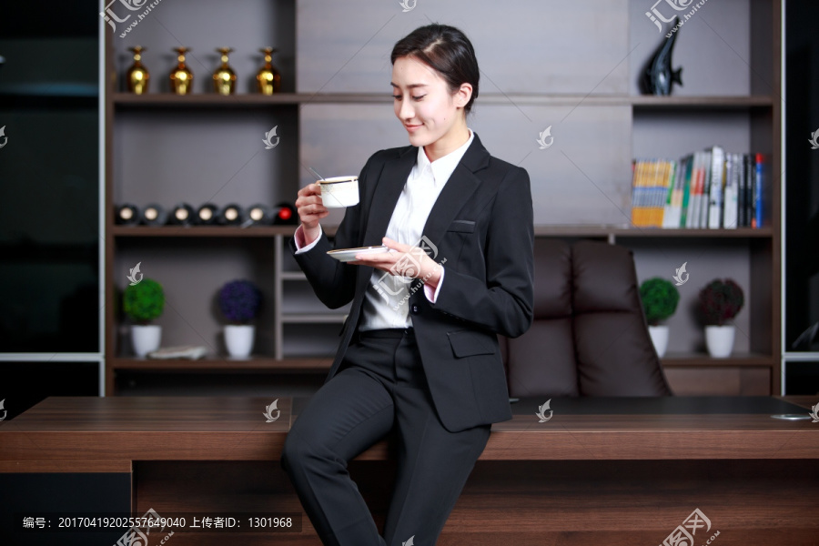 微笑着拿着咖啡杯的商务女士