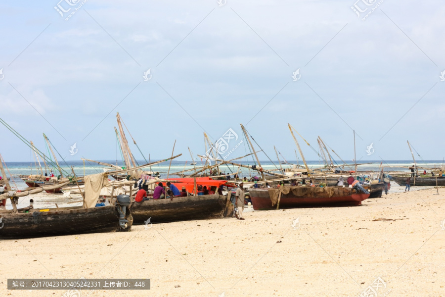 海岸边的渔船,沙滩上的小船