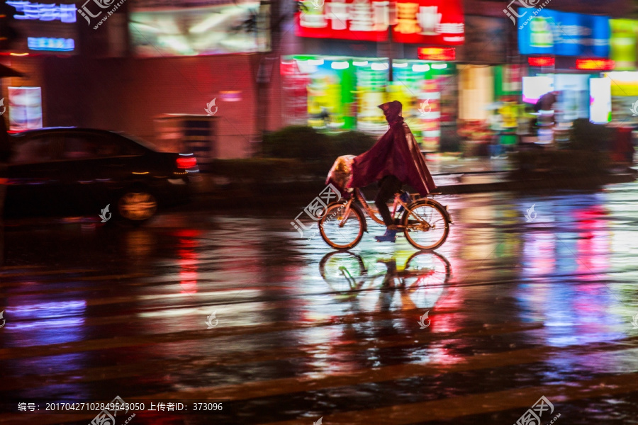 雨夜骑自行车人