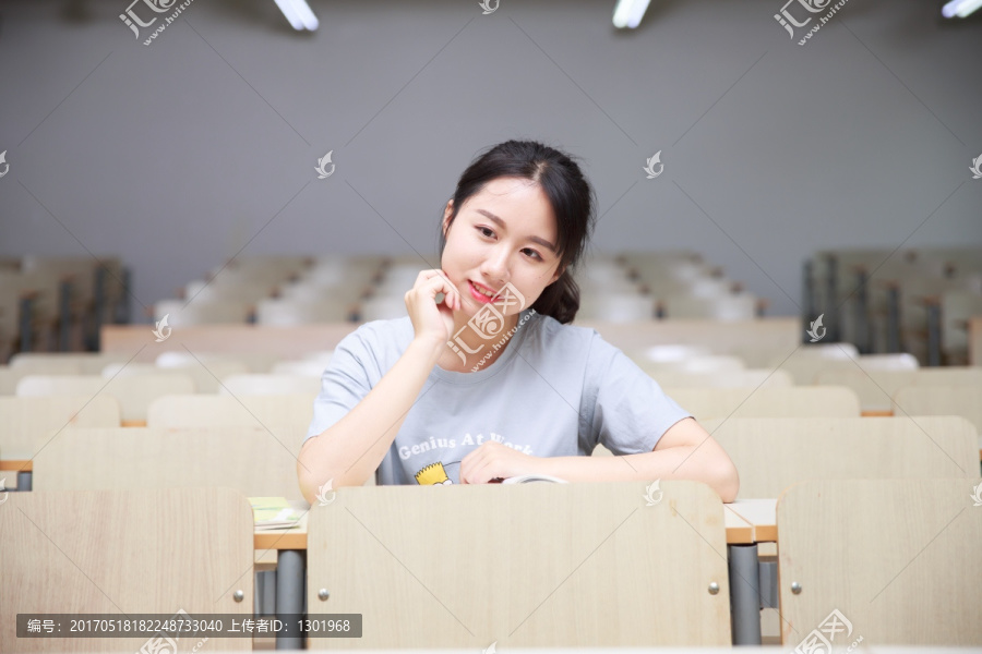 坐在教室里思考的女学生
