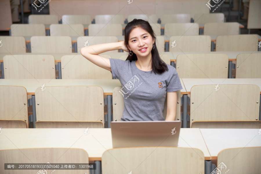 坐在大学教室里的微笑女学生